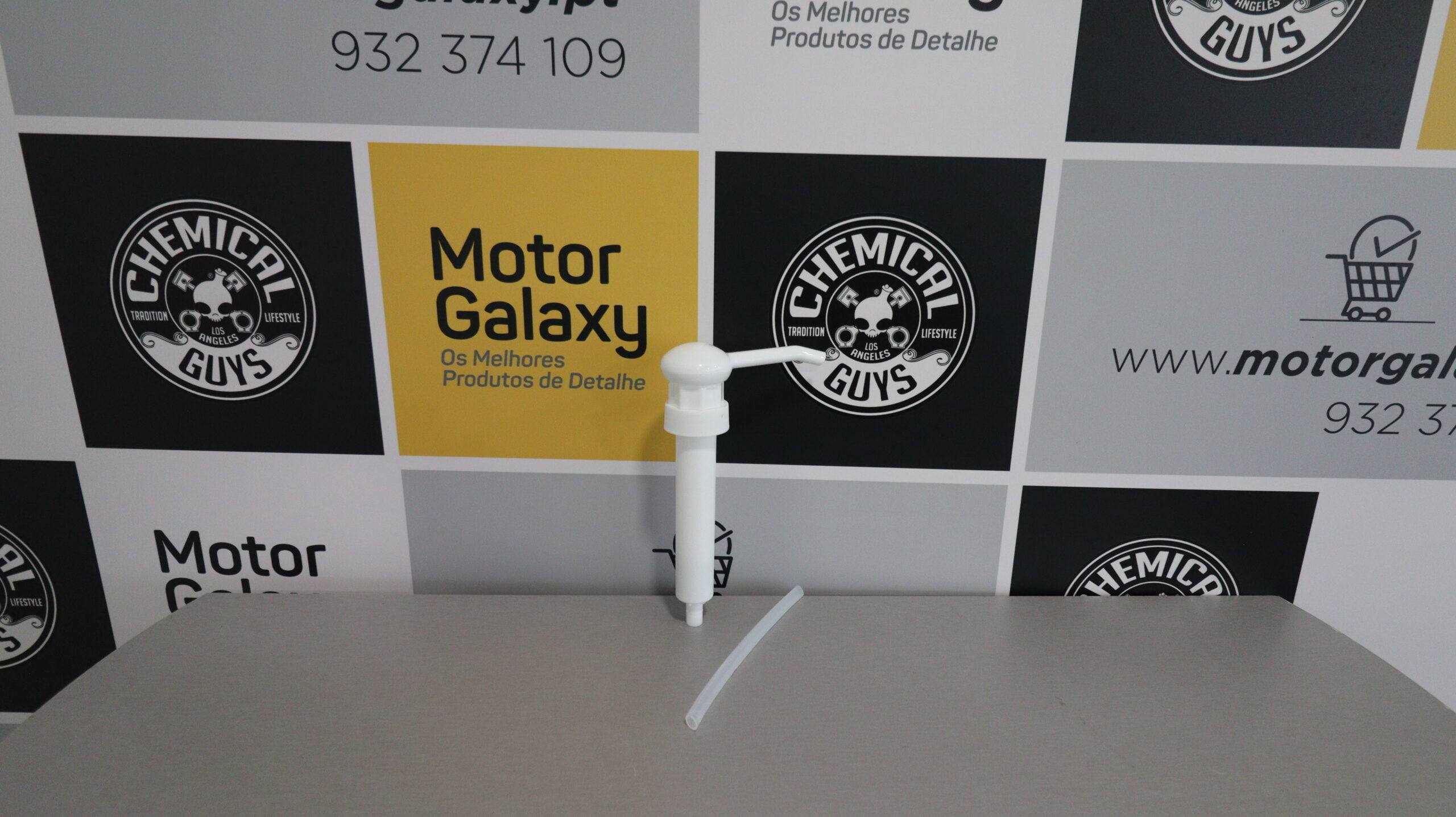 Motorgalaxy.pt chemicalguys-acc_118-gallon-hand-pump-easy-way-to-pump-product-out-of-gallon-packaging 4 Gallon Hand Pump - Image 1