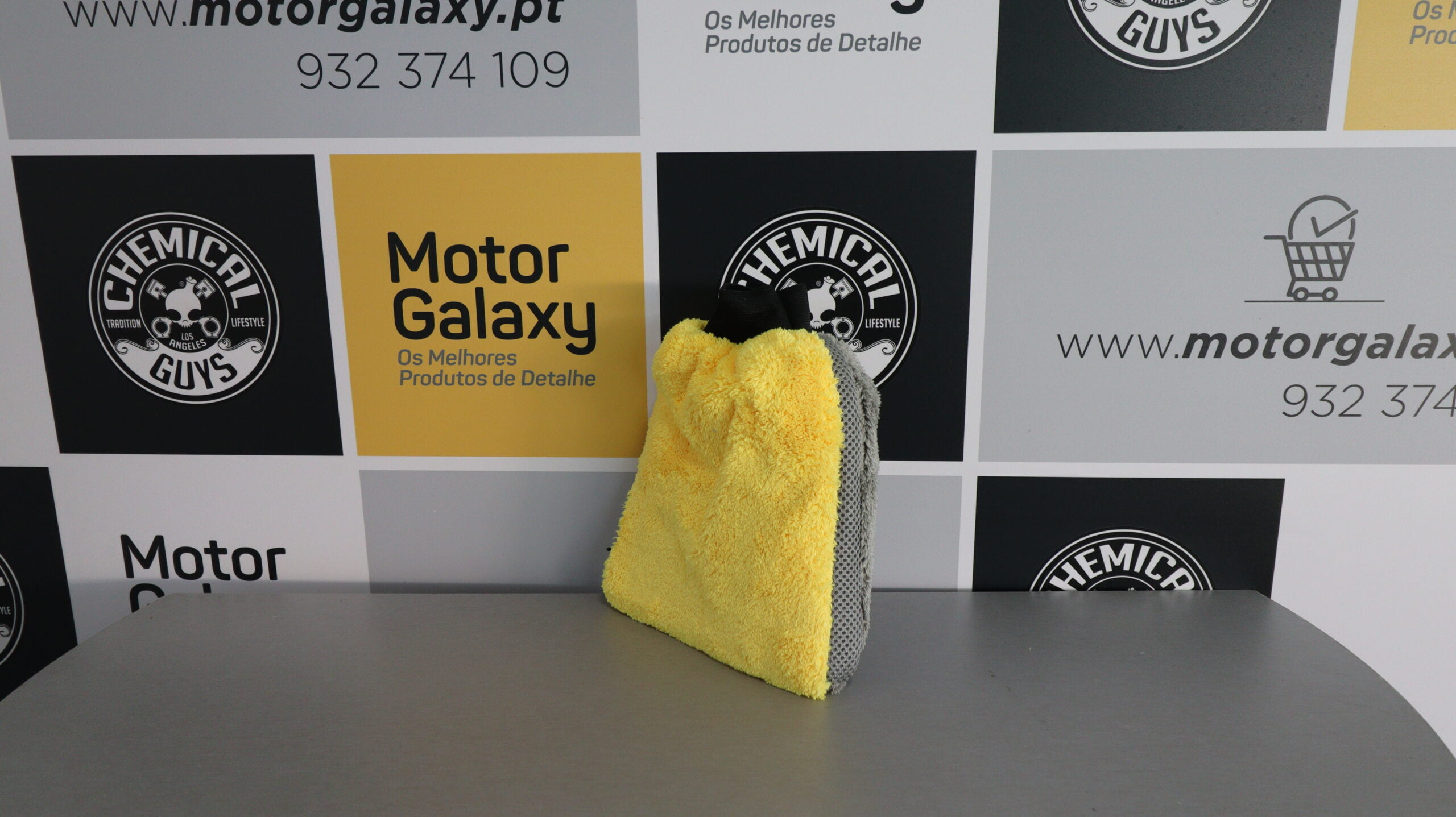motorgalaxy.pt-CG-MIC_402 - Waterproof 4 in 1 Microfiber Wash Mitt washes safe and protects your paint and finish from scratches.1 Luva de Lavagem Waterproof 4 in 1 Microfiber - Image 1